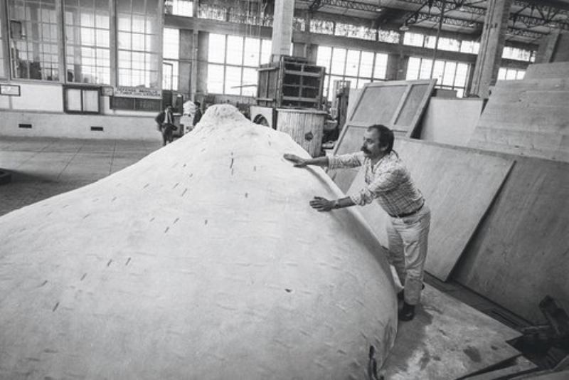 César sculpteur avec l’une de ses premières œuvres emblématiques du Nouveau Réalisme, exposée en galerie.